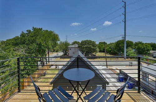 East MLK House | 3.7 Miles to UT Games, Home Theater, Grill