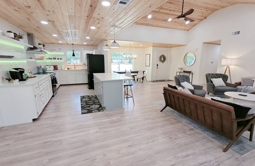Georgetown House | 3 acre lot with King bed, 5 min from Lake Georgetown, Getaway, Sleeps 11 people