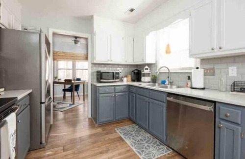 Lake Jeanette House | 3 bed/2 bath, king bed, hot tub wooded backyard