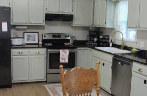 Thomasville House | 3 bed 3 bath home Fenced in yard King bed