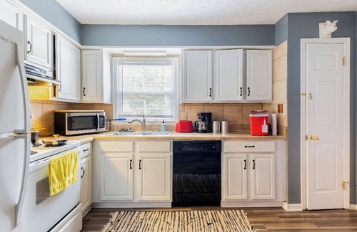 Arrowood House | 3-bedroom Close to Airport, Short drive to downtown Charlotte and Carowinds