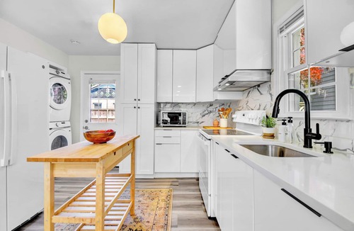 Old Dominion Cottage | 3-bedroom cottage in tranquil Arlington with cozy charm