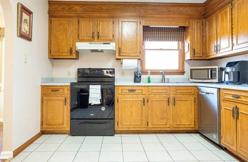 Oakland House | 3-bedroom house in charming Sumter near Shaw AFB with WiFi, AC. Book now