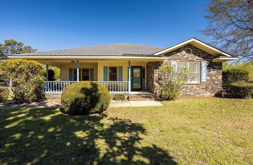 Oakland House | 3-bedroom house in charming Sumter near Shaw AFB with WiFi, AC. Book now