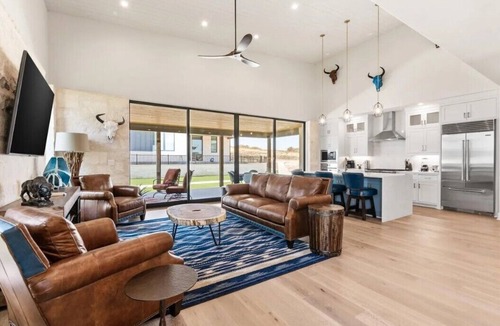 Paluxy House | 3-bedroom house in Glen Rose - made for adventure with resort amenities