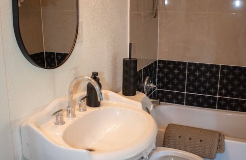 Temple House | 3-bedroom house in peaceful Temple with cool AC and charm. Lots of parking spc.