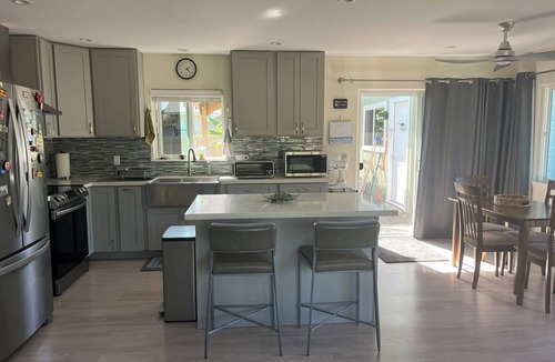 Makaha House | 3 bedroom house with WIFI and free parking, close to beaches and hikes.