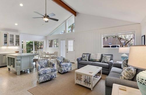 Hilton Head Island House | 3 BEDROOM LUXURY HOME PET FRIENDLY. 1-2 MINUTE WALK TO THE BEACH