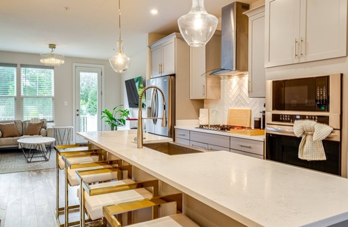 Largo House | 3-bedroom modern retreat in Largo close to shopping, restaurants and DC