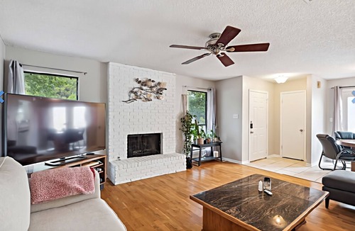 Countryside House | 3 bedroom with 2 car garage close to downtown Austin and Barton Creek Greenbeltl