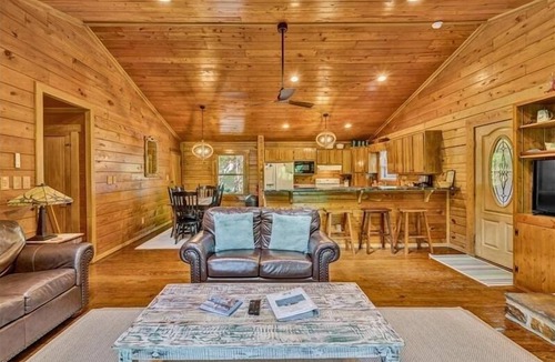 Huddleston House | 3 Bedrooms, 1 Flex Room, 3 Bathrooms! Hot Tub, Wifi & Pet Friendly! Great Getaway For Any Season!