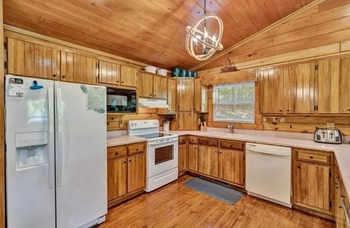 Huddleston House | 3 Bedrooms, 1 Flex Room, 3 Bathrooms! Hot Tub, Wifi & Pet Friendly! Great Getaway For Any Season!