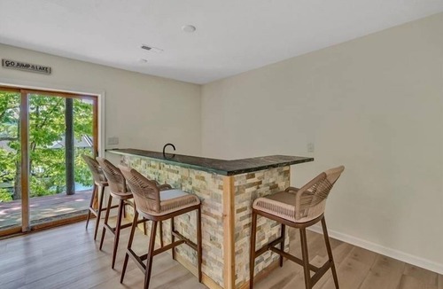 Huddleston House | 3 Bedrooms, 1 Flex Room, 3 Bathrooms! Hot Tub, Wifi & Pet Friendly! Great Getaway For Any Season!