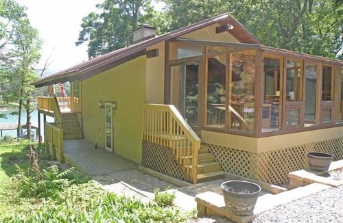 Huddleston House | 3 Bedrooms, 1 Flex Room, 3½ Bathrooms! Golden Mountain Views @ Main Lake - Dog Friendly!