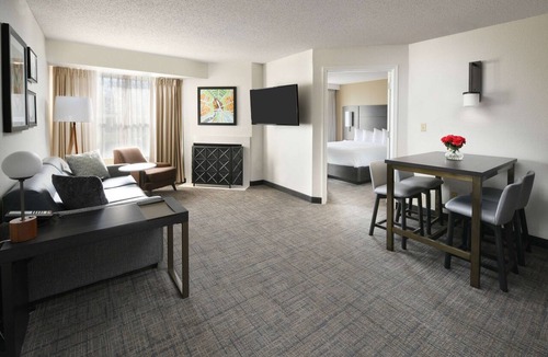 Richardson Hotel | 3 Big Units, Minutes to Dallas Arboretum! Private Full Kitchens! Pets Allowed!