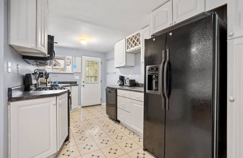 Shadyside House | 3 BR home|Steps from Walnut Street w/Free parking!