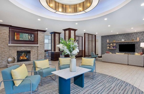 Sandy Springs Hotel | 3 Chic Queen Studio Escape | Free Parking, Breakfast & Pool Access, Pets Welcome
