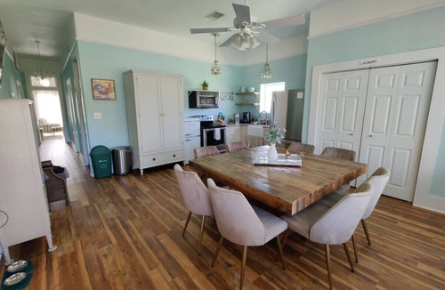 Prairie Lea House | 3 Houses 30 guests Country 14 acre Pecan Orchard
