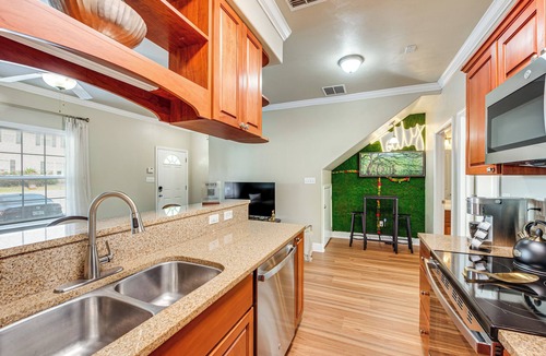 Tallahassee House | 3 Mi to FSU! Pet-Friendly Townhome w/Pool Access