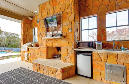 Belton House | 3 Mi to Lake! Belton Getaway w/Outdoor Kitchen