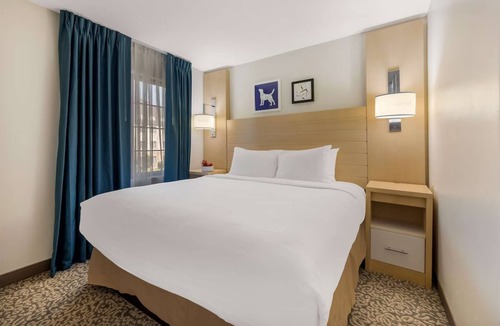 Arrowood Hotel | 3 Modern Apartment-Style Suites with Pool Close to Billy Graham Library – 5 Mi