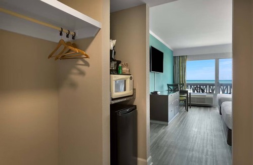 Myrtle Beach Resort | 3 Oceanfront Rooms | Polished Beachfront Resort w/Water Park Features