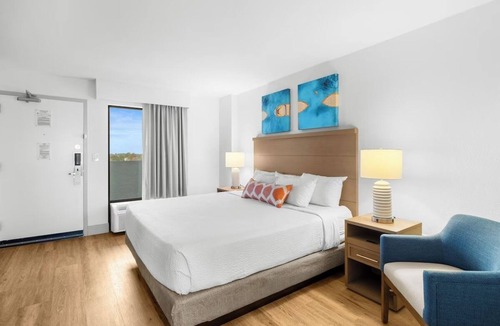 Myrtle Beach Resort | 3 Sunlit Oceanfront King Suites | Balcony, Pool, 0.06 mi to Sea Captain's House
