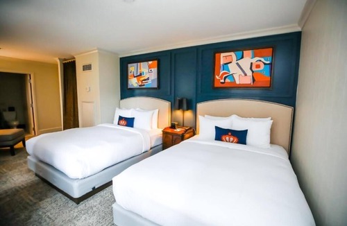 Charlotte Center City Hotel | 3 Vintage-Inspired Downtown Rooms Near Blumenthal Theaters and Events