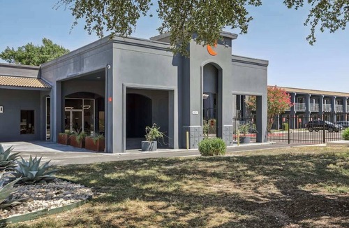 St. Johns Apartment | [36] ATX Studio: 1 Queen, Access to Gym & Laundry