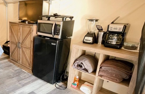 Prairie Lea House | #36 Son's River Ranch - Glamping Cabin w/2 Queen Beds