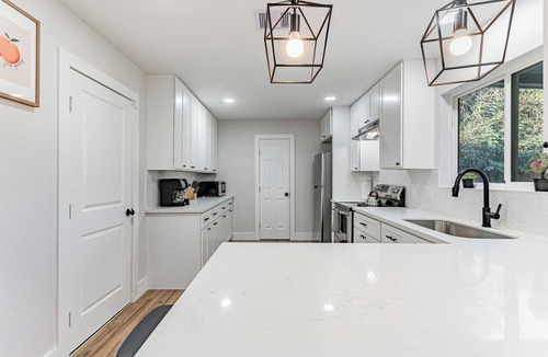 Central Southwest House | 3Bed/2Bath with Modern Comforts. NRG STADIUM & MEDICAL CENTER 8 Miles Away.