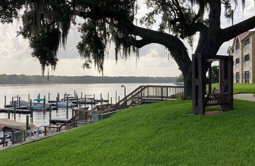 Welaka Condo | 3BR 2BA riverfront condo with a boat slip