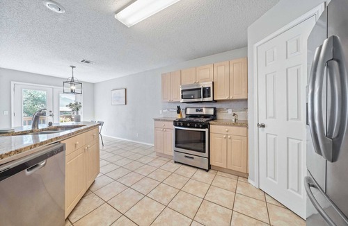 Cat Hollow House | 3BR Cove Retreat｜30 Nights Min｜Close to Parks｜Garage Access｜Pet Friendly #42135