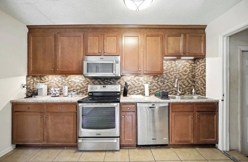 Baldwin House | 3BR Home W/Private Yard & Full Kitchen