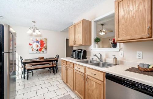James City House | 3BR Home with Smart TVs in Every Room, King Suite & Pool Table