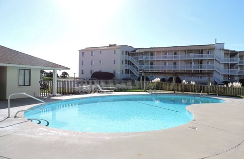 Emerald Isle Condo | 3BR Ocean View Condo with Pools & Beach Access