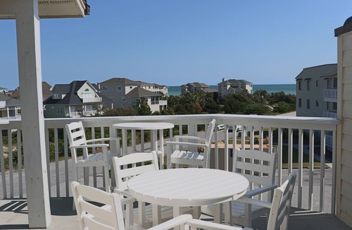 Emerald Isle Condo | 3BR Ocean View Condo with Pools & Beach Access