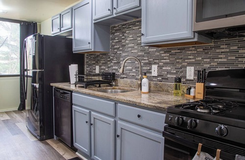 Alexandria West Condo | 3BR/Pool · Parking · Metro/Near DC & Old Town