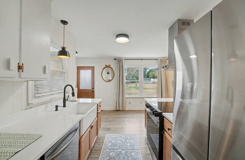 Raleigh House | 3BR Ranch Near North Hills – Family Friendly & Long Stays