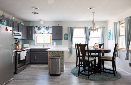 Kill Devil Hills Cottage | 3min Walk to Beach! Hot tub, Yard & Near Shops