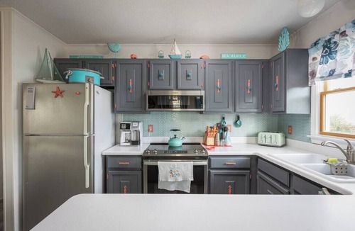 Kill Devil Hills Cottage | 3min Walk to Beach! Hot tub, Yard & Near Shops