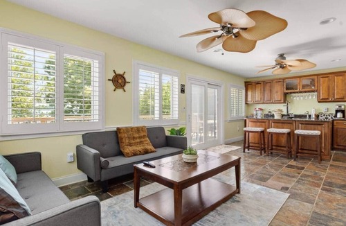 Fort Lawn House | 4.2-Acre Lakefront– Game Room，Hot Tub & Private Dock !
