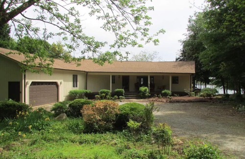 Hartwell House | 4-928L Hartwell Marina Vista - Pets welcome - WIFI - Level LAKEFRONT Lot