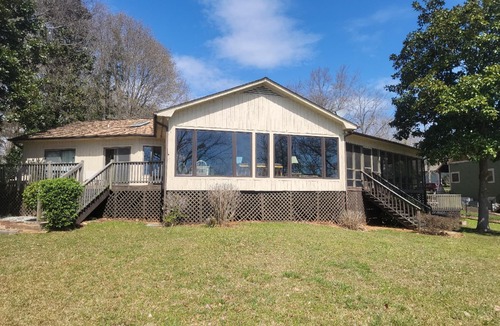 Hartwell House | 4-928L Hartwell Marina Vista - Pets welcome - WIFI - Level LAKEFRONT Lot