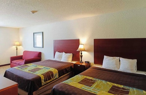 Pearsall Hotel | 4 Accommocationds near Great Pearsall Base | Outdoor Pool and Free Parking