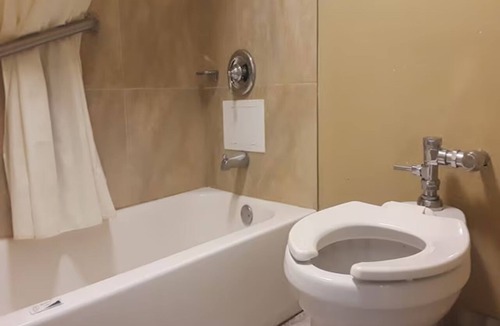Governor's Walk Hotel | 4 Affordable Group-Friendly Rooms - A mile away from The Grove Museum