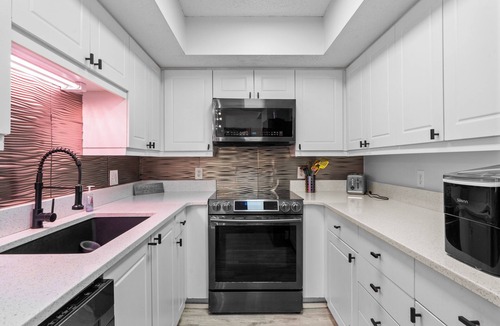 Ash Condo | 4-bedroom Direct Oceanfront, parking near door with pools