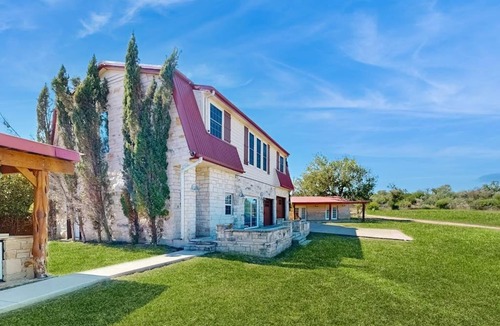 Spicewood House | 4-Bedroom Spacious Home with Guest House & Pool, Located on 9 Acres of Land