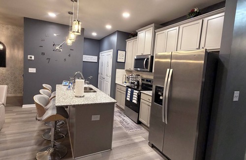 Stockbridge House | 4-BR townhome Luxury Retreat with Backyard Oasis Stockbridge/CommunityPool