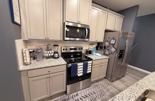Stockbridge House | 4-BR townhome Luxury Retreat with Backyard Oasis Stockbridge/CommunityPool